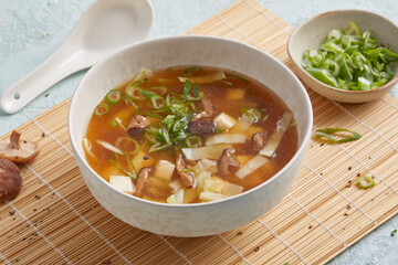 Miso-Suppe mit Tofu