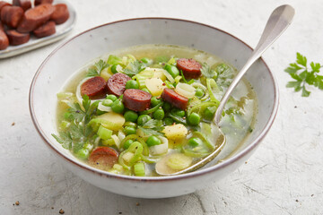 Erbsensuppe mit Tofuwürstchen 