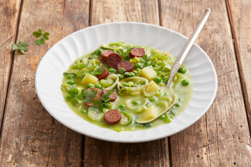 Erbsensuppe mit Tofuwürstchen 