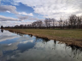 Flusslandschaft mit weißen Wolken 