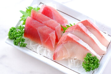 新鮮なお刺身の二種盛り（まぐろ、ハマチ）
