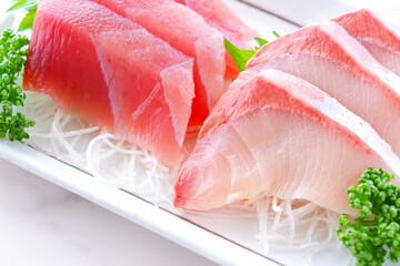 新鮮なお刺身の二種盛り（まぐろ、ハマチ）
