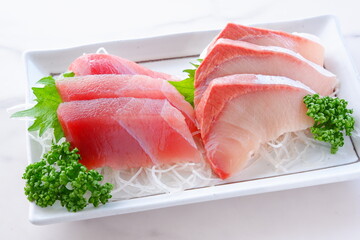 新鮮なお刺身の二種盛り（まぐろ、ハマチ）
