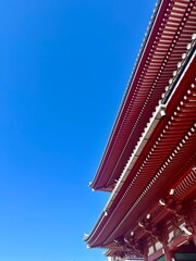 深く澄んだ青い空と浅草寺の屋根