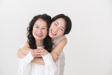 笑顔の母娘のビューティーポートレート/白背景スタジオ撮影