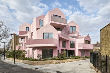 Obraz premium In the city, a modern housing development takes the form of a residential building exterior, which is an apartment tower block