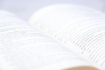 英語のペーパーバックのページを開いて、のんびり読書を楽しんでいるイメージ
