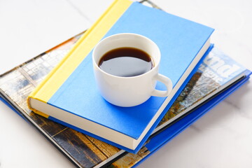 香りのよい淹れたてのコーヒーを飲みながら、のんびり読書を楽しんでいるイメージ
