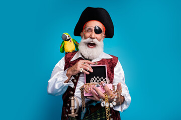 Photo portrait of bearded pirate man excited hold open treasure box wear hallooween costume...