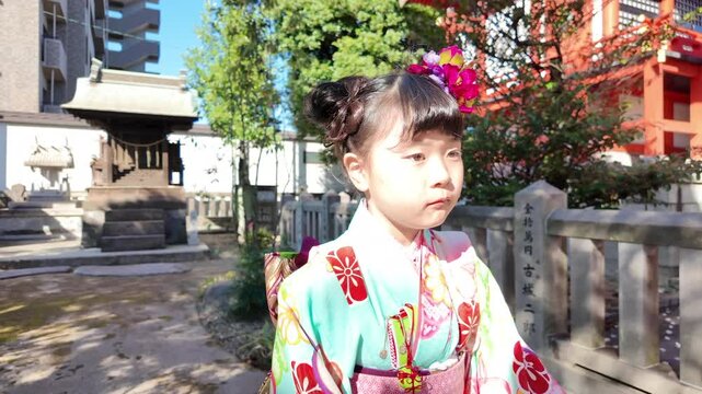 境内で参拝する七五三の7歳の女の子