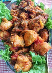 Fried chicken with rica-rica spices, served with lettuce leaves adds beauty and taste.