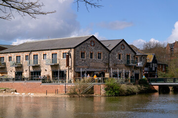Obraz premium Old houses on the river bank in Exeter, Devon, England.