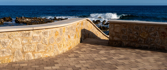 Uferpromenade mit Treppe zum Meer, Cala Rajada, Mallorca, Spanien
