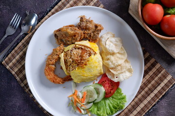 fried rice with chicken, prawns, omelette, fresh vegetables and crackers 1