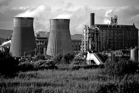 Le ciminiere di uno stabilimento per la produzione del bicarbonato a Rosignano Solvay in Toscana