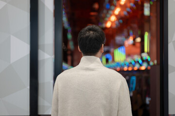 パチンコ店に入る男性