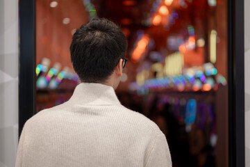 パチンコ店に入る男性