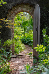 Charmant petit jardin paysag&eacute; avec ses fleurs et ses plantes vertes au printemps.