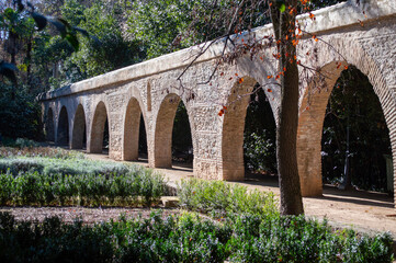 Fototapeta premium Acueducto de piedra en los jardínes de Carmen de los Mártires de Granada.