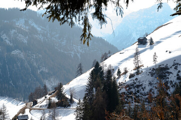 Winterwanderung  -  Winterlandschaft mit Almwiesen  beim Weiler Lagoscel über dem Tal von Campill in den Dolomiten