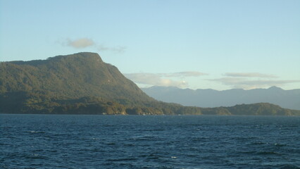 Fototapeta premium Costa de Chaitén - Paisaje capturado desde el transbordador Agios de Naviera Austral por llegar a Chaitén, Región de los Lagos. Fotografías de las costas de: Vilcún, Santa Barbara y Chaitén. 
