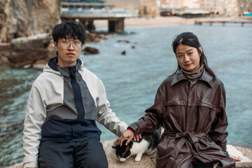 Obraz premium Asian couple on the beach 