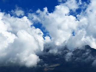 Fototapeta premium Beautiful photogenic clouds over the Uri Alps massif in the Swiss Alps, Melchtal - Canton of Obwalden, Switzerland (Kanton Obwald, Schweiz)
