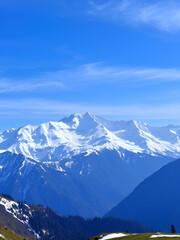 Obraz premium Snow-Capped Mountain Landscape: A Breathtaking View in the Eastern Himalayas, North Sikkim, India, Near Gurudongmar Lake and the Kalapathhar Area.