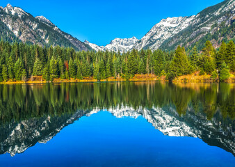 Fototapeta premium Gold Lake Reflection Snowy Mt Chikamin Peak Snoqualme Pass Washington