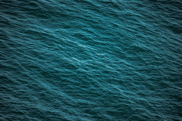 Blaue Wasseroberfläche als Hintergrund mit leichten Wellen