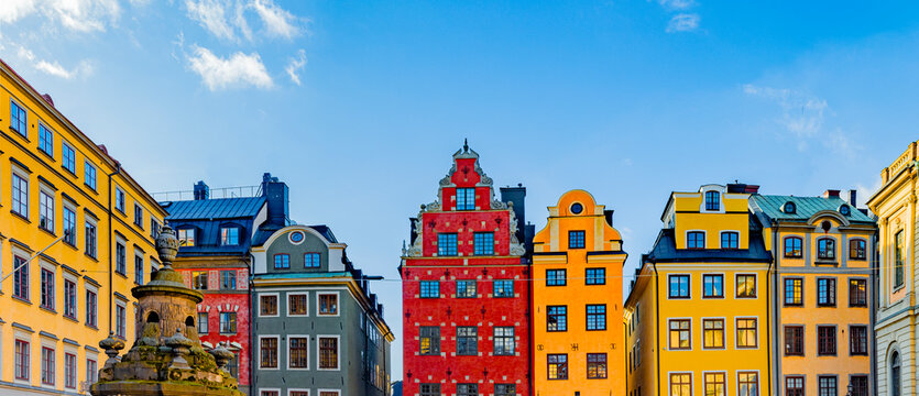 Bunte historische Fassadenh&auml;user in der Altstadt von Stockholm