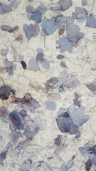 Laub im schlammigen Wasser.  Blätter liegen im Wasser auf hellem Untergrund. Abstrakte und schöne Vergänglichkeit in  der Natur. Herbst Hintergrund.