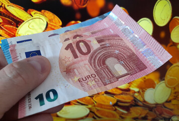 Banconote da 10 e 20 euro nelle mani di un uomo ricco