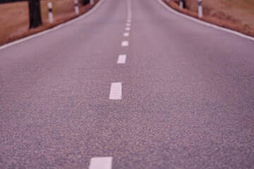 leere Landstra&szlig;e mittig fotografiert