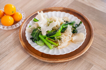 花びら茸と小松菜のソテー