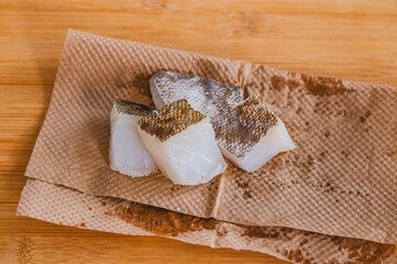 一口大に切って水分を拭いた塩だら