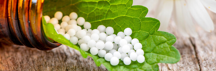 Alternativmedizin, sanfte Medizin und Naturmedizin mit homöopathischen Globulis