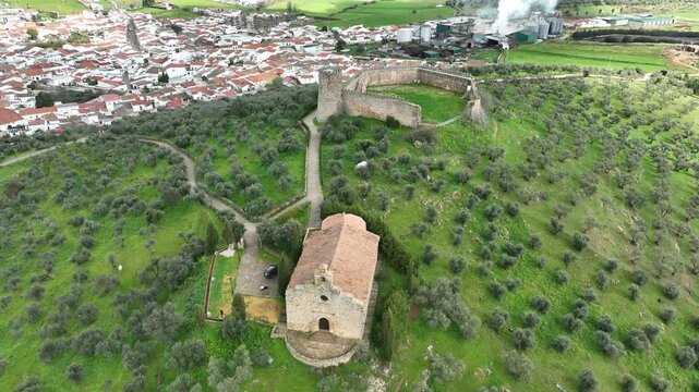 vista a&eacute;rea del municipio de Alan&iacute;s y su castillo en la provincia de Sevilla, Espa&ntilde;a
