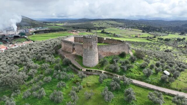 Castillo de Alan&iacute;s en la provincia de Sevilla, Espa&ntilde;a