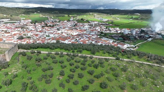 vista a&eacute;rea del municipio de Alan&iacute;s y su castillo en la provincia de Sevilla, Espa&ntilde;a