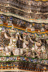 Obraz premium Intricate details of wat arun ornate architecture in Bangkok, Thailand