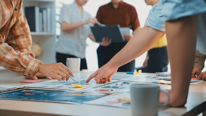 Obraz premium A dynamic scene of teamwork in a modern office, featuring hands engaged in collaborative strategy development and brainstorming, highlighting creativity and effective communication. SACTR