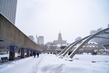 Obraz premium Winter storm view of Nathan Phillips Square in downtown Toronto.