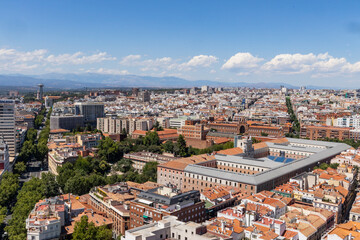 Fototapeta premium Breathtaking rooftop in Madrid with a glass floor, offering a panoramic view of the city from above. A thrilling experience blending urban beauty, height, and adrenaline in the Spanish capital.