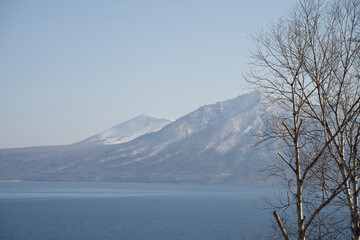 北海道の支笏湖から見える樽前山と風不死岳