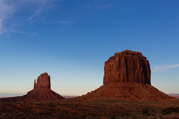 Obraz premium Afternoon light on sandstone buttes in the desert of Monument Valley, in Arizona and Utah.