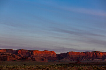 Fototapeta premium Sunset on sandstone buttes in the desert of Monument Valley, in Arizona and Utah.