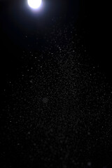 Obraz premium gotitas iluminadas en fondo negro 