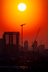 Sonnenaufgang in Berlin.Baukr&auml;ne in Hintergrund