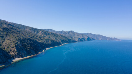 Fototapeta premium Explore stunning photos of Hamilton Cove, Catalina Island, featuring scenic coastlines, turquoise waters, and beautiful Mediterranean-style villas.